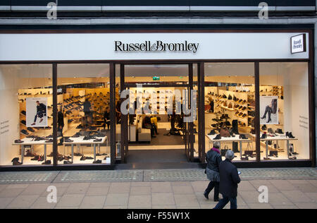 Russell e Bromley Store su Oxford Street a Londra REGNO UNITO Foto Stock