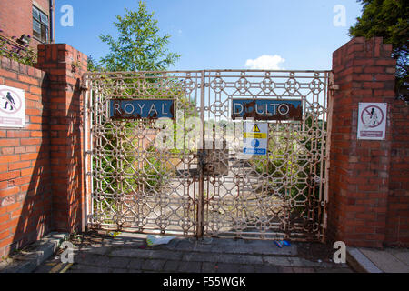 Ingresso alla ex Royal Doulton factory di Burslem Stoke-on-Trent Staffordshire REGNO UNITO Foto Stock