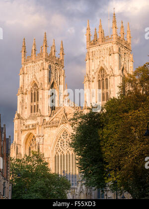 Risalenti principalmente dal XII secolo, la cattedrale cristiana (spesso chiamato il minster) a York, Inghilterra. Foto Stock