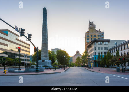 Vista del centro di Asheville, North Carolina da Patton Avenue verso il municipio di Asheville. (USA) Foto Stock