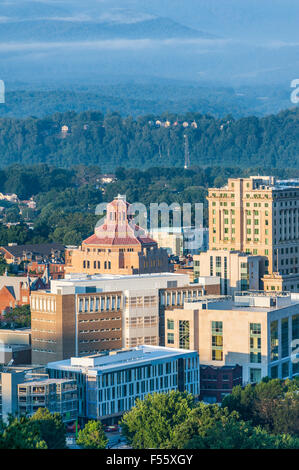 Downtown Asheville, North Carolina accoccolato tra le Blue Ridge Mountains e illuminata dal sole nascente. Stati Uniti d'America. Foto Stock