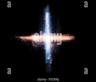 Esplosione di burst di rosso e blu polvere facendo una croce isolati su nero Foto Stock