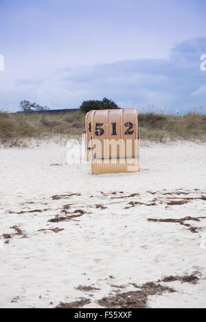 Sedie a sdraio sulla spiaggia del mar Baltico Foto Stock