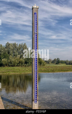 Indicatore livello acqua nella zona naturale nei Paesi Bassi. Foto Stock