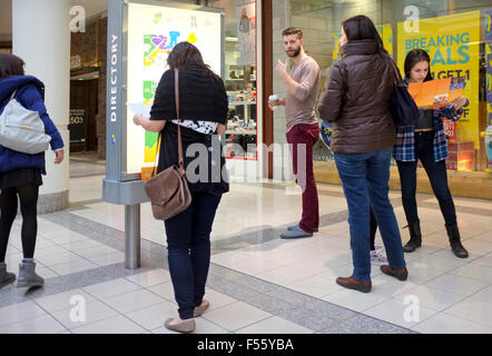 I clienti guardano i negozi directory nel Oakridge shopping mall in Vancouver BC Foto Stock