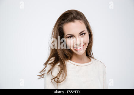 Ritratto di una donna felice guardando la telecamera isolata su uno sfondo bianco Foto Stock