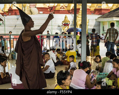 Thanlynn, Divisione di Yangon, Myanmar. 28 ott 2015. Un ''monaco eremita" parla ai buddisti in una sala di preghiera a Kyaik Pagoda Khauk durante osservanze Thadingyut. Il Thadingyut Festival, il Festival di illuminazione del Myanmar, si tiene il giorno di luna piena della giunta birmana mese lunare di Thadingyut. Come una consuetudine, si è svolta al termine della quaresima buddista (Vassa). Il festival Thadingyut è la festa di accoglienza del Buddha discese dal cielo. © Jack Kurtz/ZUMA filo/Alamy Live News Foto Stock