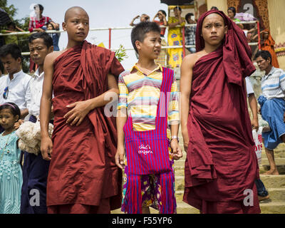 Kyauktan, Divisione di Yangon, Myanmar. 28 ott 2015. Novizi birmano (giovani, non ancora completamente ordinato i monaci) e un amico di attendere per il fermo di una nave traghetto di portarli a Kyaik Hmaw Wun Pagoda, una pagoda su un isola in circa due ore da Yangon durante il festival Thadingyut. Il Thadingyut Festival, il Festival di illuminazione del Myanmar, si tiene il giorno di luna piena della giunta birmana mese lunare di Thadingyut. Come una consuetudine, si è svolta al termine della quaresima buddista (Vassa). Il festival Thadingyut è la festa di accoglienza del Buddha discese dal cielo. © Jack Kurtz/ZUMA filo/Alamy Live News Foto Stock