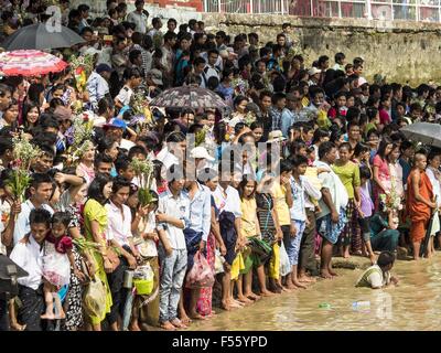 Kyauktan, Divisione di Yangon, Myanmar. 28 ott 2015. La gente in attesa per il fermo di una nave traghetto di portarli a Kyaik Hmaw Wun Pagoda, una pagoda su un isola in circa due ore da Yangon durante il festival Thadingyut. Il Thadingyut Festival, il Festival di illuminazione del Myanmar, si tiene il giorno di luna piena della giunta birmana mese lunare di Thadingyut. Come una consuetudine, si è svolta al termine della quaresima buddista (Vassa). Il festival Thadingyut è la festa di accoglienza del Buddha discese dal cielo. © Jack Kurtz/ZUMA filo/Alamy Live News Foto Stock