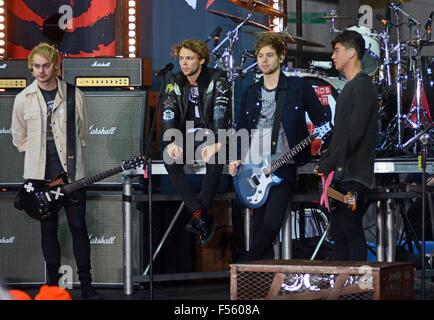 New York, NY, STATI UNITI D'AMERICA. 28 ott 2015. Michael Clifford, Ashton Irwin, Luca Hemmings, Calum cofano sul palco per la NBC Today Show Concerto con 5 SECONDI DI ESTATE, Rockefeller Plaza di New York, NY Ottobre 28, 2015. © Derek Storm/Everett raccolta/Alamy Live News Foto Stock