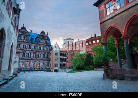 Piazza interna di Schloss Heidelberg durante la sera Foto Stock