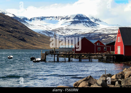 Tradizionale pescherie lungo la riva orientale Eskifjörður Islanda Foto Stock