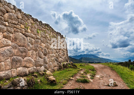 Inca antico muro di pietra nel Pakapukara rovine, vicino a Cuzco, Perù Foto Stock