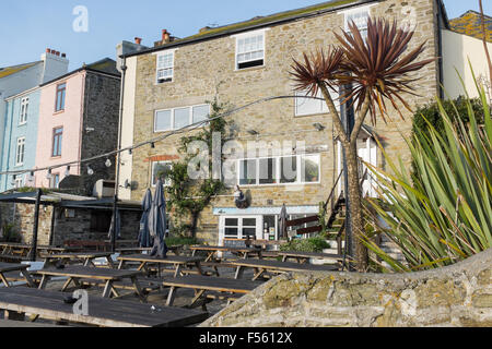 Il giardino del traghetto Inn pub in Salcombe, Devon Foto Stock