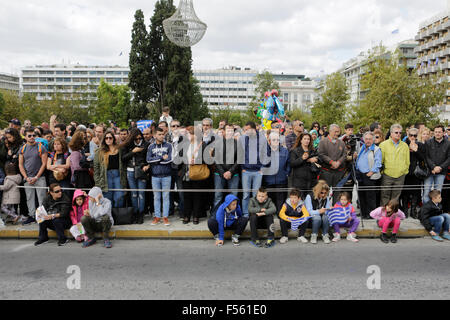 Atene, Grecia. Il 28 ottobre 2015. Spettatori stand a piazza Syntagma, attende il "Oxi Day' sfilata per iniziare. Scuola gli studenti hanno marciato in Atene in 'Oxi Day' Parade, che commemora il 28. Ottobre del 1940, quando il greco dittatore Metaxas ha rifiutato di Mussolini richiesta per occupare la Grecia con un semplice "Oxi' (No). Era l'inizio dell'adesione della Grecia nella Seconda Guerra Mondiale. Credito: Michael Debets/Alamy Live News Foto Stock