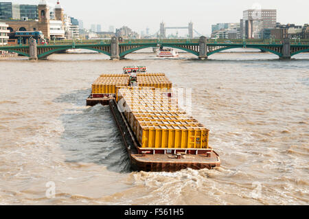 La Cory Riverside tug recuperare il traino containerizzati di rifiuti su chiatte lungo il Tamigi. Foto Stock