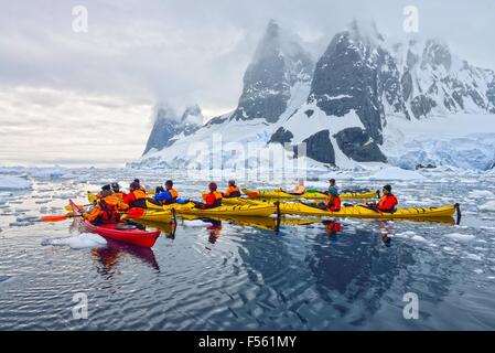 Ice-Kayaking Antartide vicino a unà picchi (Cape Renard torri). Foto Stock