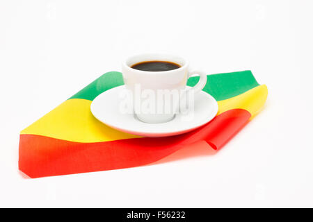 Tazza di caffè con bandiera su sfondo bianco Foto Stock