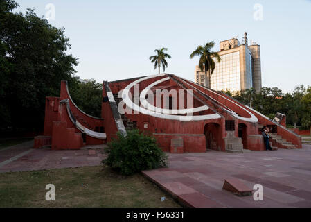 Jantar Mantar colore rosso formule constrcted strumenti da Maharaja Jai Singh di Jaipur a Nuova Delhi, India, Asia Foto Stock