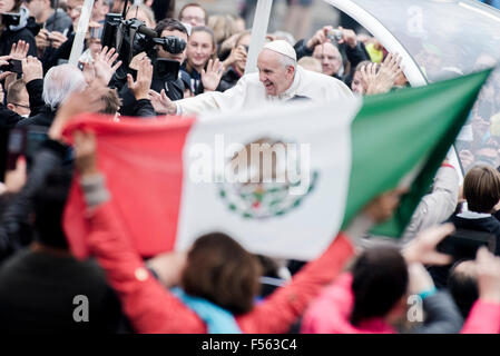 Città del Vaticano. 28 ott 2015. Papa Francesco assiste udienza generale per i rapporti interreligiosi in piazza San Pietro il 28 ottobre 2015 in Vaticano. Credito: Massimo Valicchia/Alamy Live News Foto Stock