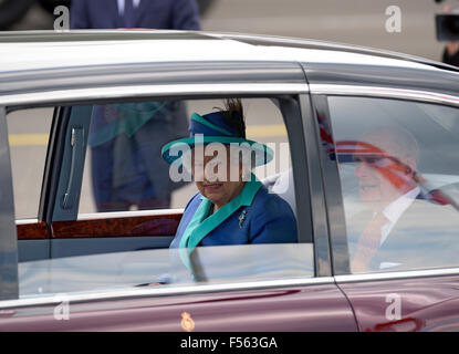 25.06.2015, Berlin , Germania - Berlino-Tegel Airport North (unità militare), arrivando da Frankfurt / Main, Queen Elizabeth II. (89, nato il 21 aprile 1926) con suo marito la Sua Altezza Reale (HRH) Prince Philip (94), il Duca di Edimburgo, in Germania. Il rosso bordeaux stato Bentley Limousine, il corpo sovrano del British Queen è preparata con un cuscino del sedile in modo che i 1,63 metri misurata in regina non guardare a meno di sua 1.88-metro-tall marito. EBS150625D003CAROEX.JPG - non per la vendita in G E R M A N Y, A U S T R I A, S W I T Z e R L A N D [modello di rilascio: NO, la proprietà di rilascio: NO (c) ca Foto Stock