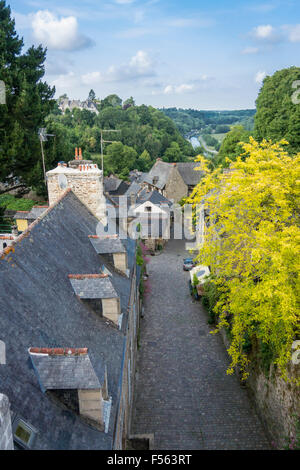 Vista dalle mura antiche della città che dava su una strada a ciottoli di fiume Rance nella distanza Foto Stock