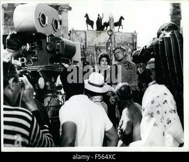 1968 - La ripresa ''La caduta dell'Impero Romano'' - a Madrid: un vasto insieme era stata preparata a Las Matas, Madrid - per le riprese del nuovo Samuel Bronston epic ''La caduta dell'Impero Romano'' - che include la Sophia Loren - Alec Guinness - Stephen Boyd - James Mason- Mel Ferrer e Anthony Quayle. La foto mostra le telecamere si muovono in per un close-up sul set - di Sophia Loren (Lucilla) e Stephen Boyd (Livio) come essi sono concatenati a un picchetto - per morire come trainors - durante le riprese del film Il Sig. Nadrid. © Keystone Pictures USA/ZUMAPRESS.com/Alamy Live News Foto Stock