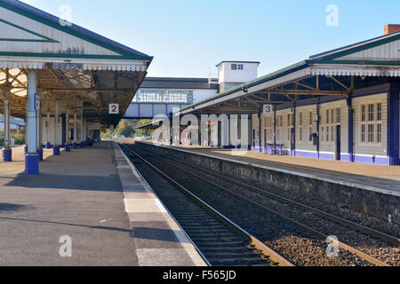 Vista di passeggeri in attesa per i treni su piattaforme 2 e 3 a Newton Abbot Stazione Ferroviaria nel Devon, Inghilterra Foto Stock