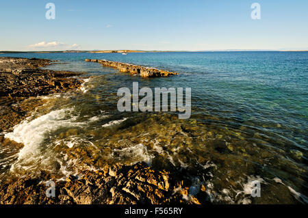 Spiaggia rocciosa di Cape Kamenjak, Istria, Croazia Foto Stock