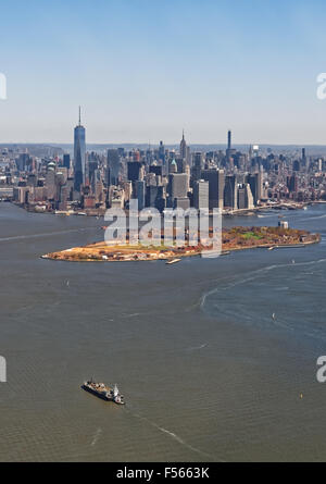 Vista aerea di Manhattan con Governors Island in primo piano, New York, Stati Uniti d'America. Situato nella parte superiore del New York Bay, Governors Island è la casa di fortificazioni storico Fort Jay e il castello di Williams Foto Stock