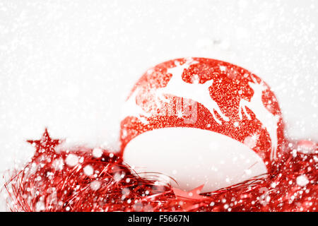 Le decorazioni di Natale. Ninnolo decorate con il Natale cervi, Rosso Tinsel con stelle sotto la neve verniciato Foto Stock