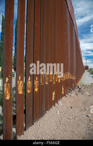 Nogales, Sonora Messico - Candele dipinta sul lato messicano della recinzione di confine tra gli Stati Uniti e il Messico. Foto Stock