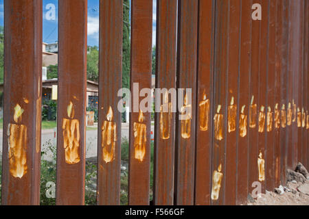 Nogales, Sonora Messico - Candele dipinta sul lato messicano della recinzione di confine tra gli Stati Uniti e il Messico. Foto Stock