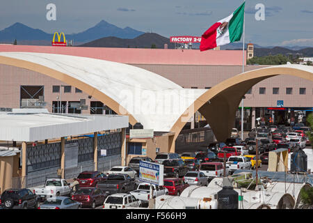 Nogales, Sonora Messico - vetture attendere per entrare negli Stati Uniti presso la Grand Avenue (o) DeConcini varcare il confine. Foto Stock