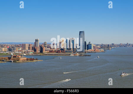 Vista aerea del Governors Island con Brooklyn in background. La città di New York, Stati Uniti d'America Foto Stock