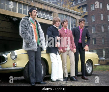 IL gruppo rock britannico DELL'OMS durante una pausa nella ripresa di un breve set live per la TV tedesca presso la sede centrale del Duke of York, Chelsea, Londra, 12 novembre 1966. Da sinistra: John Entwistle, Roger Daltrey, Keith Moon, Pete Townshend. L'auto è Volvo P1800 Coupe di Daltrey. Foto Tony Gale Foto Stock