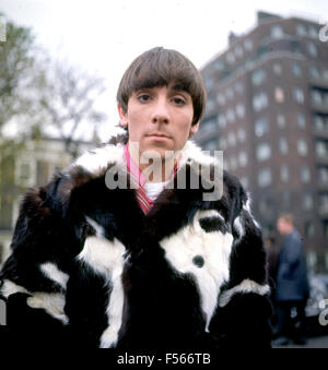 Il che Keith Moon durante una pausa nelle riprese di un set per la televisione tedesca al Duke of York's HQ, Chelsea,Londra, 12 novembre 1966. Foto Tony Gale Foto Stock