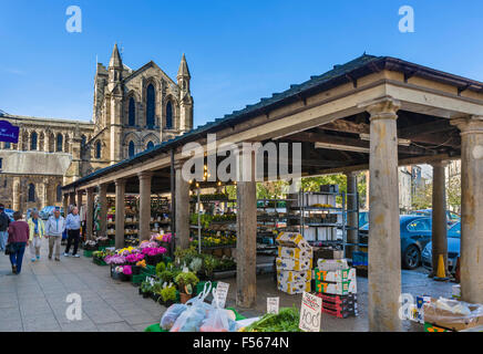 Mercato nel mercato posto guardando verso l'Abbazia, Hexham, Northumberland, England, Regno Unito Foto Stock