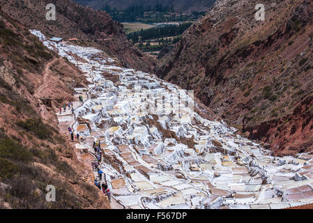 Salinas de Maras, man-made le miniere di sale vicino a Cusco, Perù Foto Stock