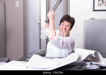 La donna sta distruggendo il suo PC - oberati di lavoro Foto Stock