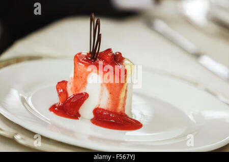 Dolci dessert su una festa di nozze è servita su una piastra Foto Stock