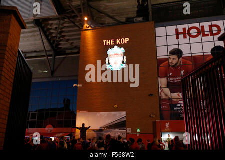 Liverpool FC kop stand su una notte di gioco in Inghilterra, Regno Unito Foto Stock