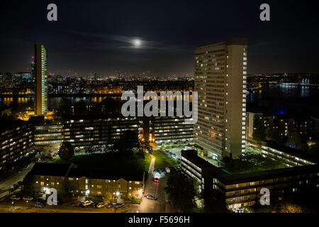 Londra, Regno Unito. 28 ott 2015. Ore del sorgere oltre a sud-est di Londra del paesaggio urbano Credito: Guy Corbishley/Alamy Live News Foto Stock