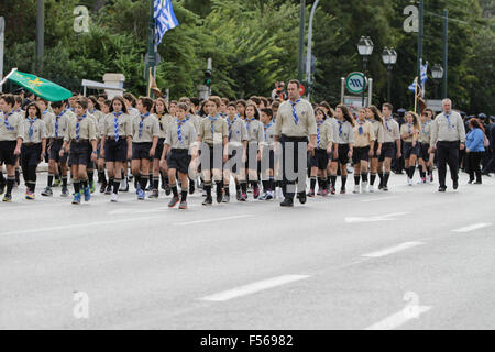 Atene, Grecia. 28 ott 2015. Scout marzo passato il Parlamento greco e il riesame si erge nel 'Oxi Day' sfilata in Atene. Scuola gli studenti hanno marciato in Atene in 'Oxi Day' Parade, che commemora il 28 ottobre del 1940, quando il greco dittatore Metaxas ha rifiutato di Mussolini richiesta per occupare la Grecia con un semplice "Oxi' (No). Era l'inizio dell'adesione della Grecia nella Seconda Guerra Mondiale. © Michael Debets/Pacific Press/Alamy Live News Foto Stock