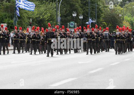 Atene, Grecia. 28 ott 2015. La città di Atene" Marching Band marche nel 'Oxi Day' sfilata in Atene. Scuola gli studenti hanno marciato in Atene in 'Oxi Day' Parade, che commemora il 28 ottobre del 1940, quando il greco dittatore Metaxas ha rifiutato di Mussolini richiesta per occupare la Grecia con un semplice "Oxi' (No). Era l'inizio dell'adesione della Grecia nella Seconda Guerra Mondiale. © Michael Debets/Pacific Press/Alamy Live News Foto Stock