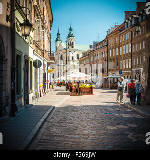 Varsavia, Polonia - 17 maggio 2013. Persone che camminano nella vecchia e stretta strada di ciottoli di Varsavia, Polonia, l'Europa. Bella e soleggiata da Foto Stock