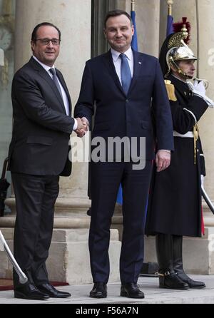 (151028) -- Parigi, 28 ottobre 2015 (Xinhua) -- Presidente polacco Andrzej Duda (C) è accolto dal Presidente francese Francois Hollande (L) come egli arriva per un incontro presso il Elysee Palace per una riunione a Parigi, Francia, 28 ottobre 2015. (XINHUA/THEO DUVAL) Foto Stock