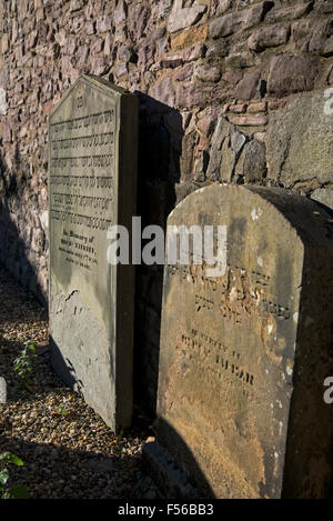 Indossato e stagionato lapidi ebraiche in quello che fu il primo ebreo terreno di sepoltura in Scozia, aperto nel 1816. Foto Stock