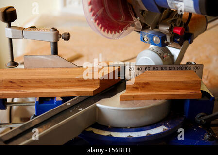 Composto di scorrimento mitre sega circolare per il taglio di mitre in legno Foto Stock