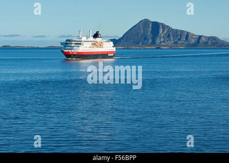 Norwegian Hurtigruten Ferry, MS Kong Harald, vela Sud, molto sopra il Circolo polare Artico. Foto Stock